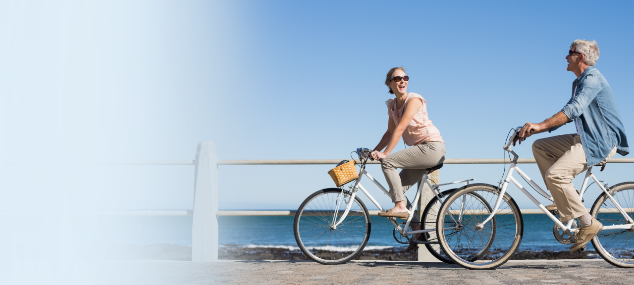 Casal aproveitando um passeio de bicicleta