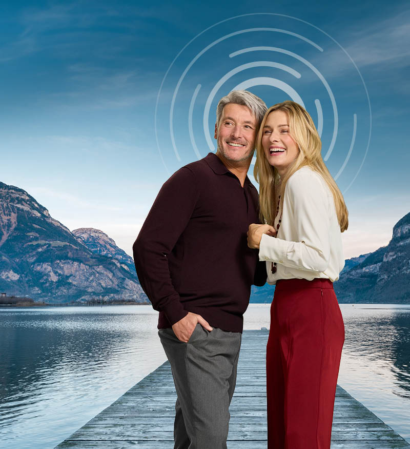 Bir gölün önünde özel bir an paylaşan çift