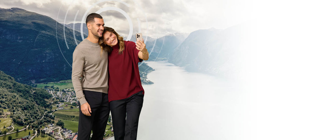 Panoramik manzara önünde selfie çeken bir çift