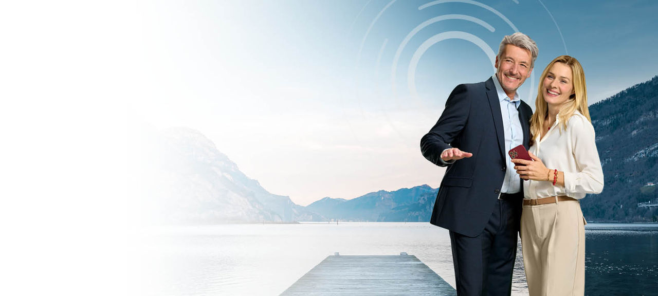 一對情侶站在碼頭前的山坡上。